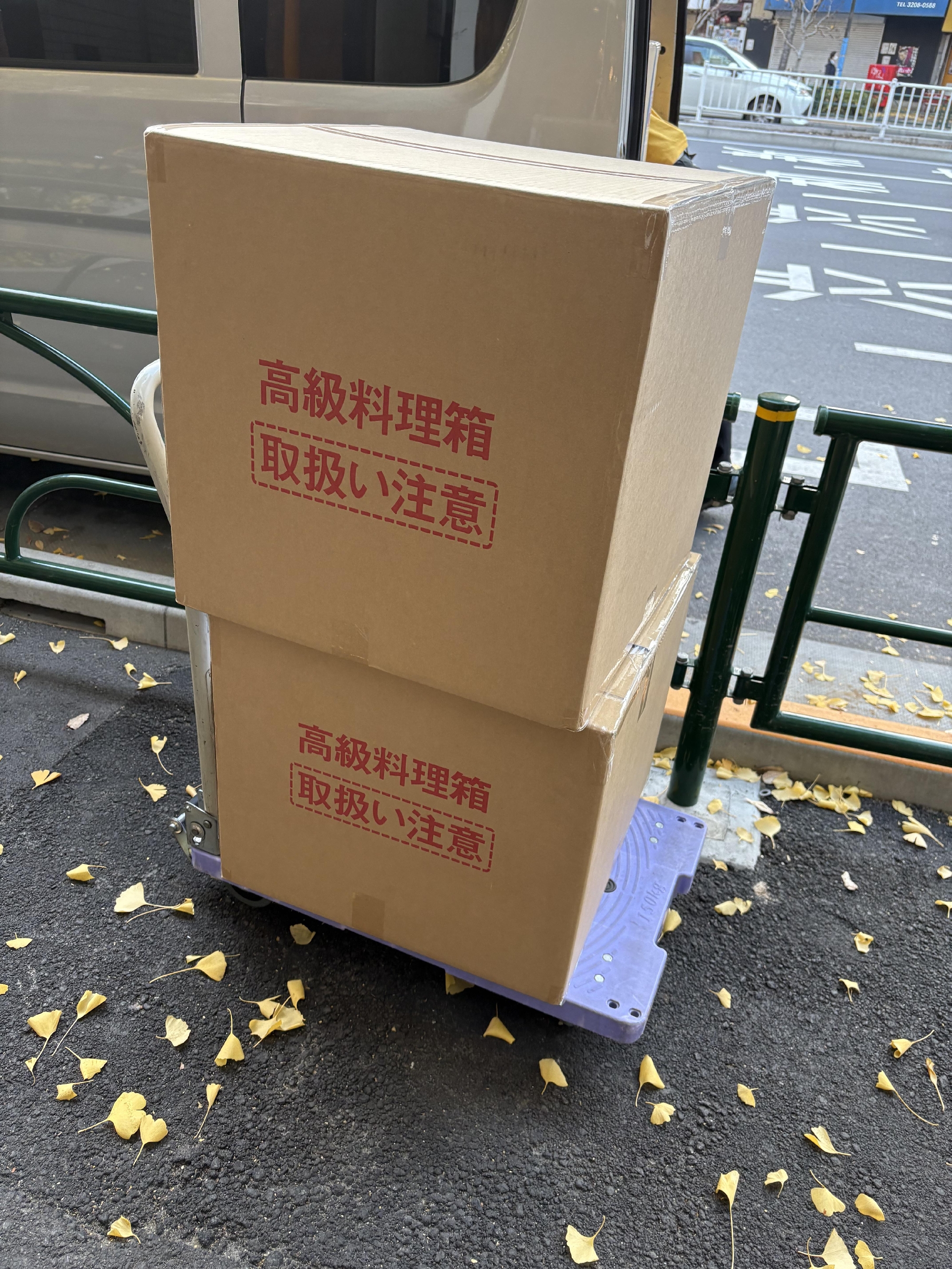 おせち料理の器の搬入