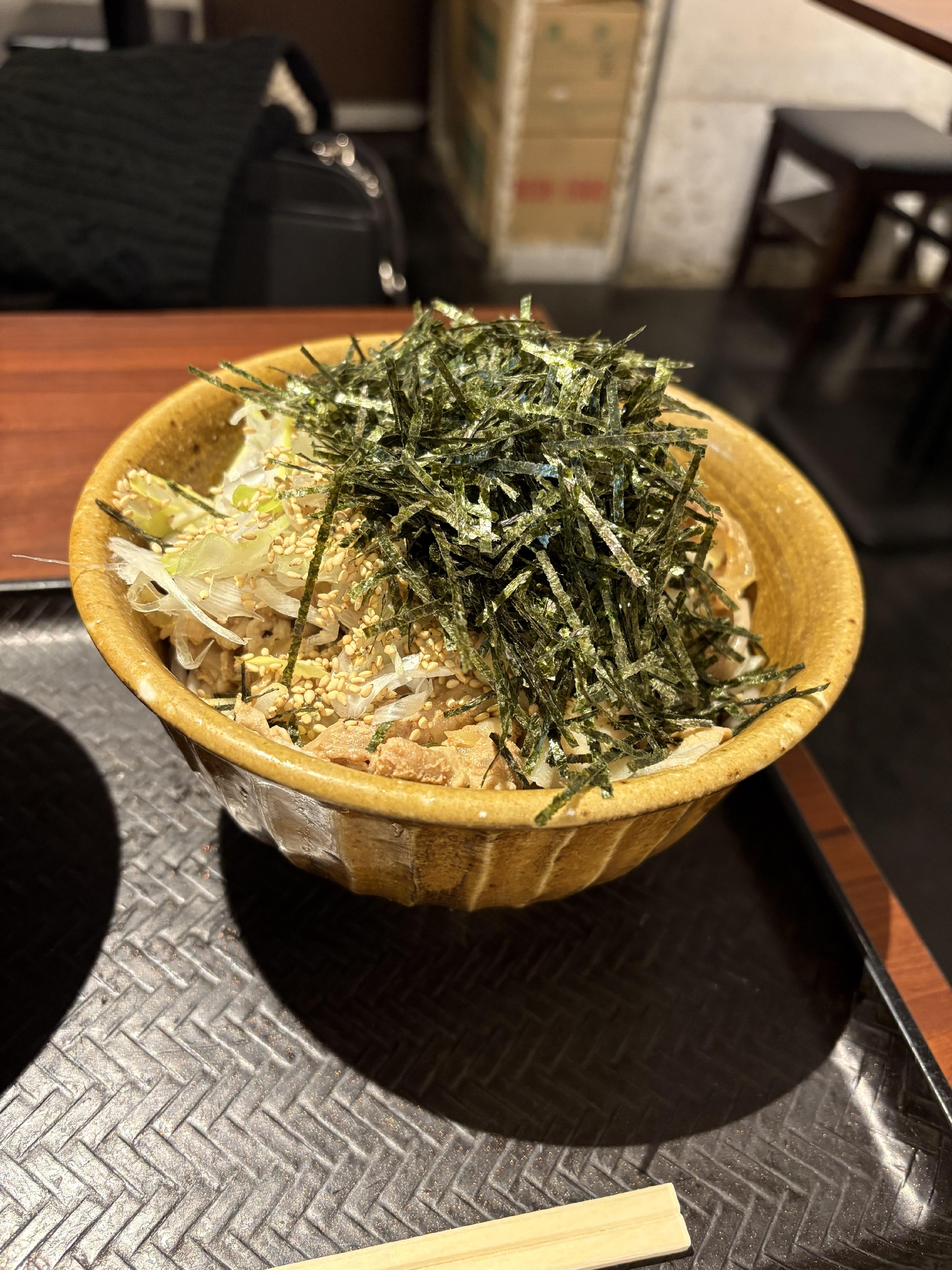 何気に好きな　なぜ蕎麦にラー油を入れるのか